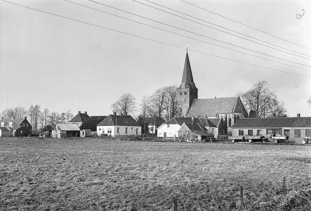 Nijbroek: Dorpsgezicht met zuidzijde van de kerk op de achtergrond - Nijbroek - 20400412 - RCE