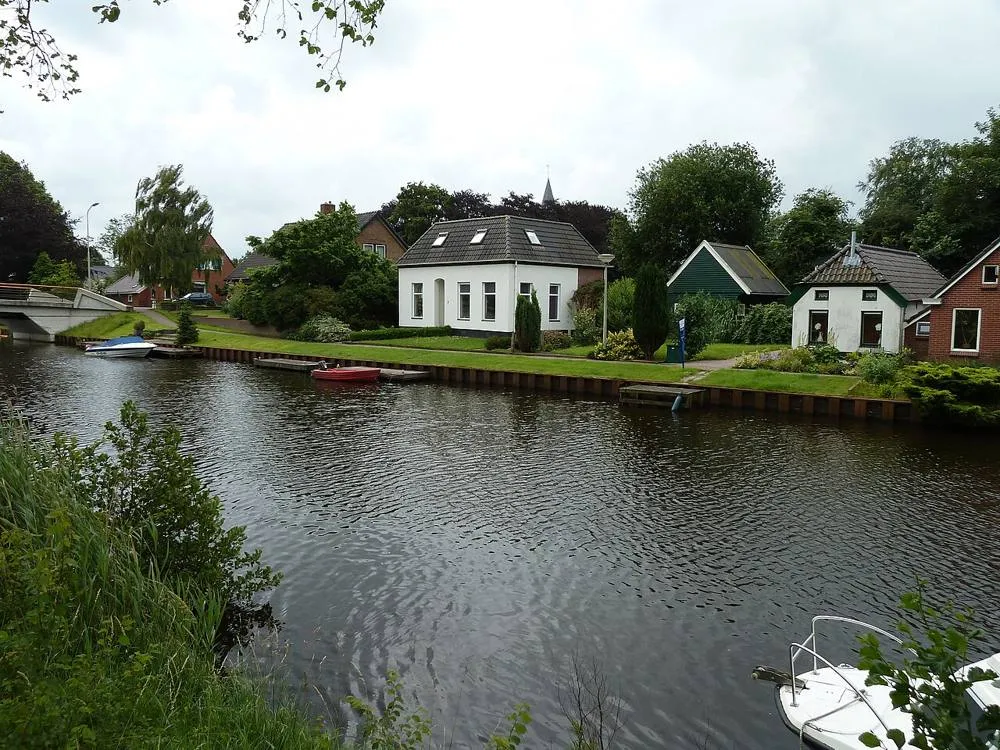 Meedhuizen: Meedhuizen - gezicht over Afwateringskanaal richting dorp