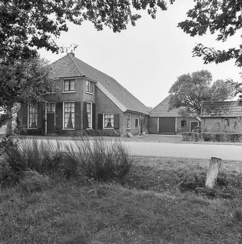 Witharen: Voor- en rechter zijgevel - Witharen - 20215647 - RCE